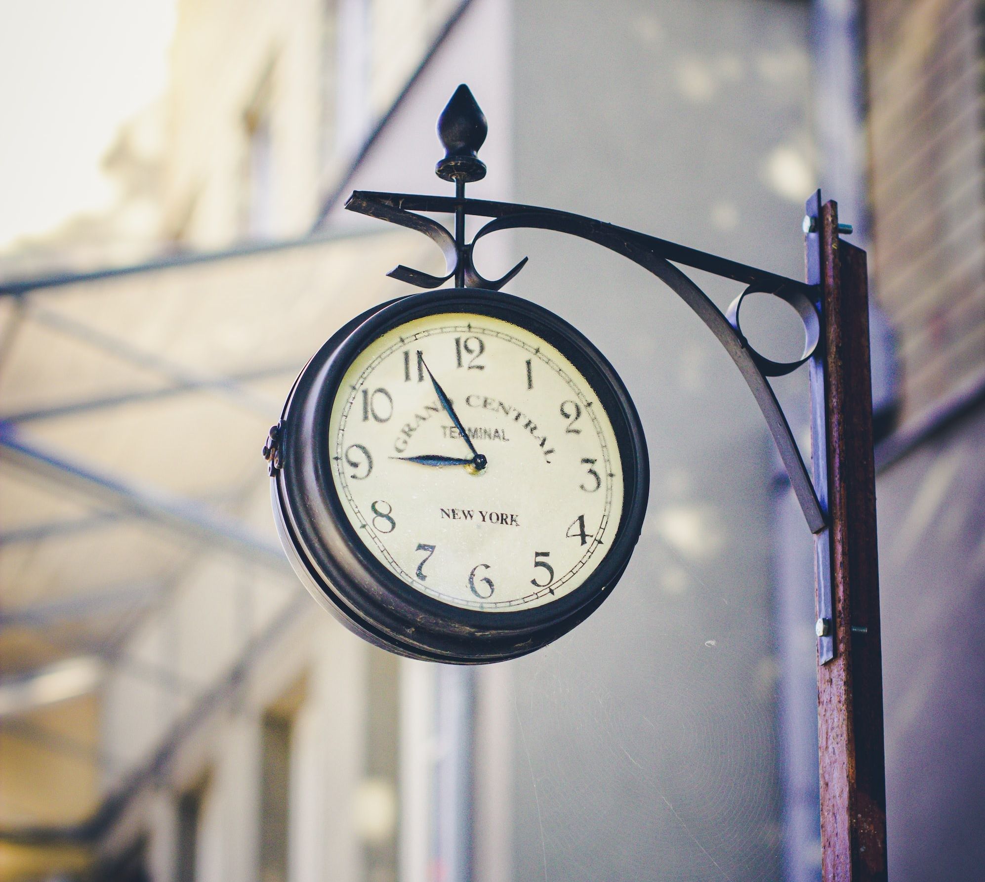 Best Outdoor Clocks to Keep you Aware of the Time While Relaxing!