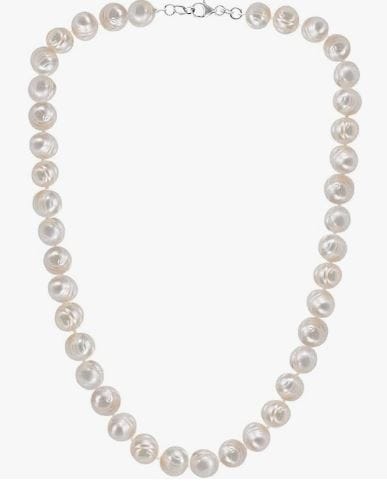 Elevate Every Outfit With the Timeless Elegance of a Pearl Necklace!